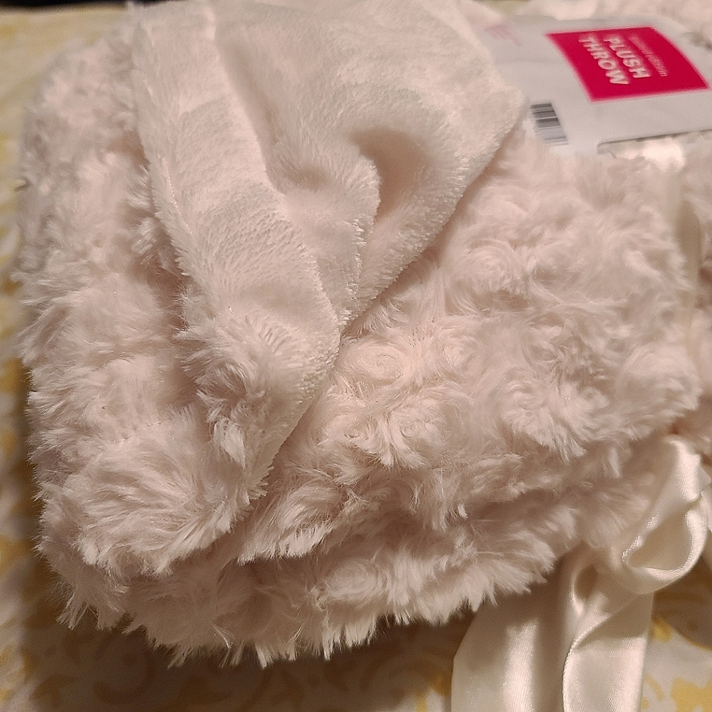 Ulta Limited Edition rosette plush throw NWT - Picture 5 of 7